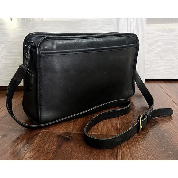 Coach Handbags - COACH Vintage 80’s Navy Leather 9820 Swagger Purse Bag Crossbody Made USA